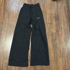 black nike sweatpants.